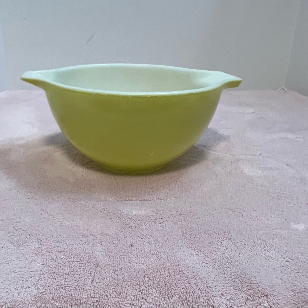 Pyrex Soft Yellow 1 1/2 Pint with Pour Spout on both Sides Mixing Bowl